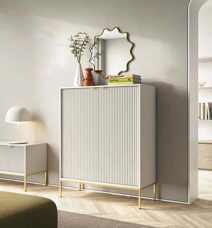 Komoda Lovro 104 cm beżowa nowoczesny design komoda wzbogacona o złote zachwyci miłośników wyrazistych wnętrz