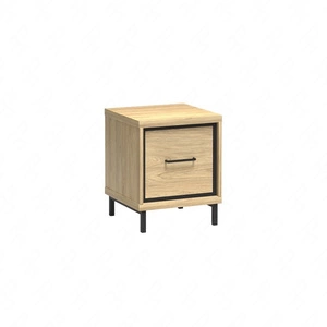 Szafka nocna Mediolan Plus hikora elegancki design szafki z metalowymi nogami wzbogacony o stylowe czarne dodatki idealna szafka nocna do sypialni
