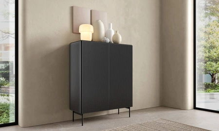 Komoda wysoka Muti 99 cm czarna designerska komoda z efektownym ryflowaniem na frontach i korpusie system otwierania push to open