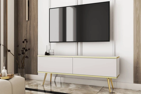 Szafka RTV Luxury 135 cm biała elegancki design korpus zwieńczony złotą listwą szafka wsparta na złotych metalowych nogach