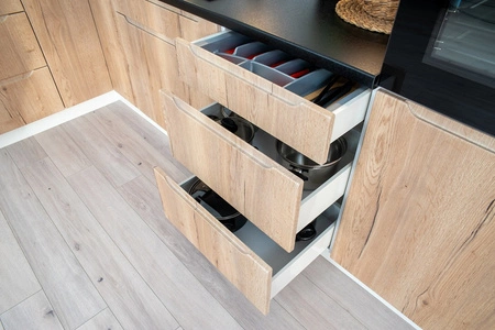 Szafka kuchenna stojąca z szufladami Zova D60 S/3 biały / dąb halifax pojemna szafka odporna na wilgoć i uszkodzenia frezowane uchwyty