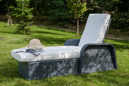 Leżak ogrodowy Matto szary elegancki charakter mebla łóżko ogrodowe z regulowanym zagłówkiem i podłokietnikami wytrzymały technorattan