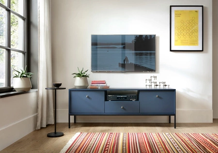 Szafka RTV Mono 154 cm granatowa minimalistyczny design prosta forma wzbogacona o metalowe elementy stylowy złoty uchwyt