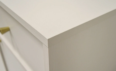 Meblościanka Kioto III beżowa stylowy design mebli do salonu eleganckie meble wsparte na metalowym złotym stelażu subtelne uchwyty