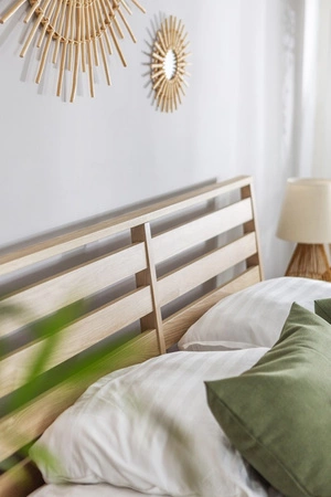 Łóżko Cozy 180x200 cm dąb olejowany wygodne łóżko do sypialni z pojemnikiem na pościel wysoki zagłówek dodaje funkcjonalności