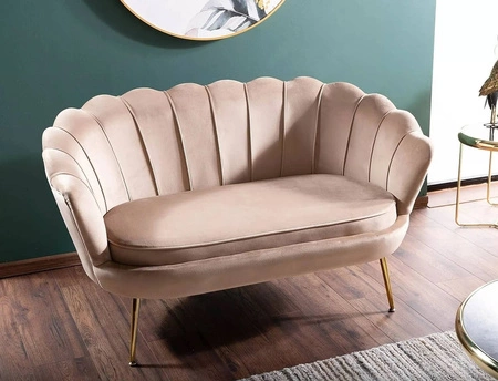 Sofa Camellia beżowa prosta i stylowa sofa wpisująca się w każdą aranżację sofa muszelka ze złotymi nogami