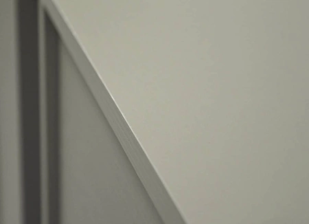 Komoda Kioto III 100 cm eukaliptus nowoczesny design praktyczne półki czarne uchwyty metalowy stelaż