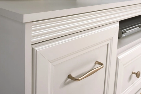 Szafka RTV Windsor 136 cm beżowy / dąb modna szafka z szufladą ozdobne frezowane listwy na frontach drewniane nogi metalowe uchwyty