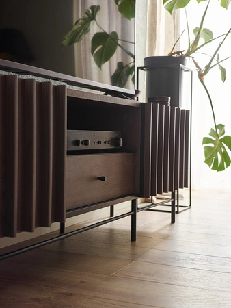 Zestaw mebli Piemonte jesion portland / czarny elegancka meblościanka do salonu gustowne lamele na frontach mebli metalowa podstawa