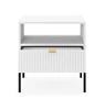 Szafka nocna z szufladą Lovro biała gustowny ryflowany dekor idealna szafka do sypialni złoty uchwyt krawędziowy