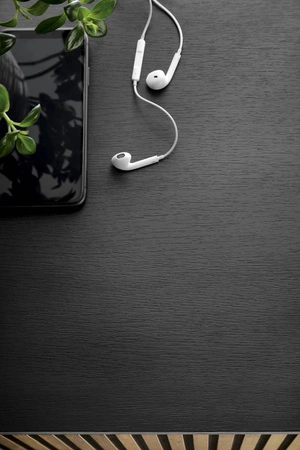 Szafka RTV Amma 154 cm czarny / dąb wotan elegancka forma mebla w nowoczesnym stylu gustowny ryflowany front bezpieczne szkło hartowane