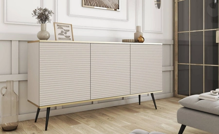 Komoda Luxury 160 cm beżowa elegancki design stylowe ryflowane fronty korpus komody zwieńczony złotą listwą czarne metalowe nogi