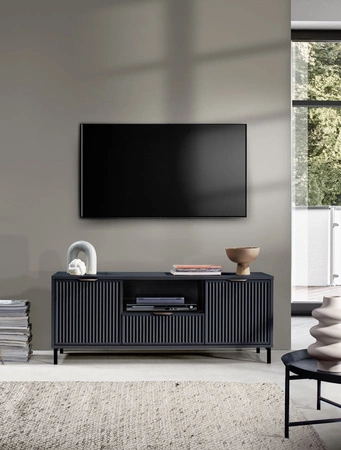 Szafka RTV Linka 135 cm indigo nowoczesny design ciekawy wzór na frontach w postaci frezowanych ryfli metalowa podstawa