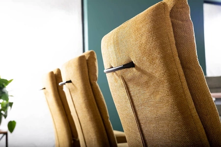 Krzesło tapicerowane Berry żółte nowoczesne oraz funkcjonalne krzesło do jadalni z metalowymi płozami krzesło z uchwytem