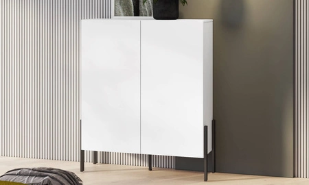 Komoda wysoka Jukon 114 cm biała wyjątkowy subtelny design doskonała komoda do salonu sypialni lub biura system push to open czarne nogi