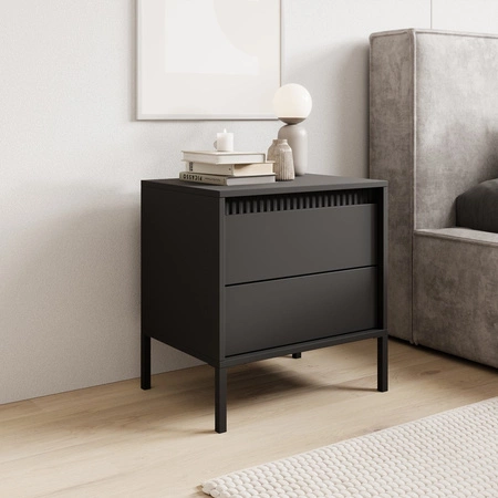 Szafka nocna Sesti czarna z szufladami nowoczesny design szafka o oryginalnym wyglądzie osadzona na stabilnej metalowej podstawie