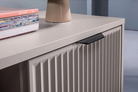 Szafka RTV Linka 135 cm beżowa nowoczesny design ciekawy wzór na frontach w postaci frezowanych ryfli metalowa podstawa