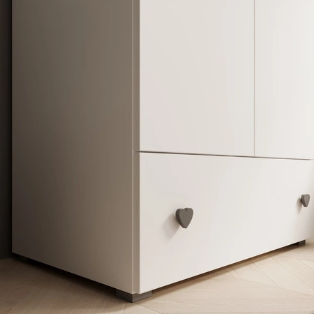 Szafa dwudrzwiowa Emily 80 cm biała niezwykle praktyczna szafa do pokoju dziecięcego z szarymi uchwytami w kształcie serca