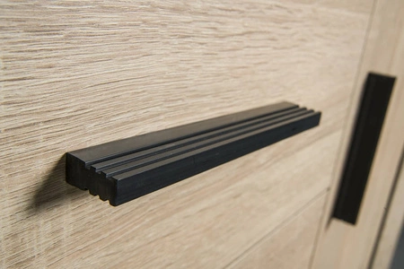 Komoda z szufladami Dallas 107 cm dąb sonoma / czarny elegancka stylistyka mebla wzbogacona o stylowe czarne dodatki pojemne szuflady