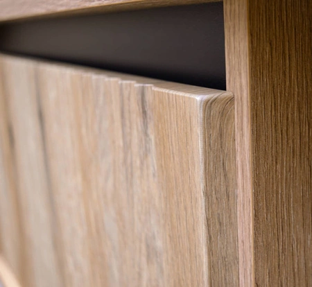 Meblościanka Osaka dąb evoke / czarny minimalistyczny design podkreślony modną kolorystyką wysokie metalowe czarne nogi gustowny ryflowany front