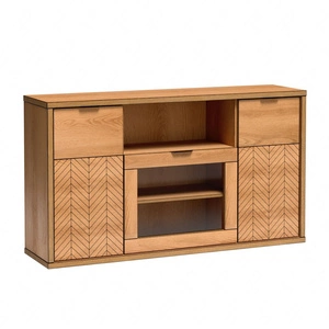 Komoda Fonti 158 cm dąb karmel elegancka stylistyka komody drzwi ozdobione dekorem jodełki czarne uchwyty krawędziowe przeszkolony front