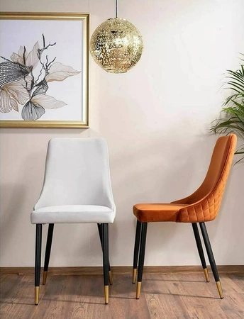 Krzesło tapicerowane Piano B I jasny szary nowoczesne oraz funkcjonalne krzesło do jadalni z metalowymi nogami z złotymi zakończeniami