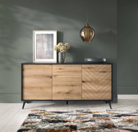 Komoda Gusto 154 cm czarna / dąb evoke funkcjonalna idealna do wnętrz w stylu nowoczesnym klasycznym i skandynawskim