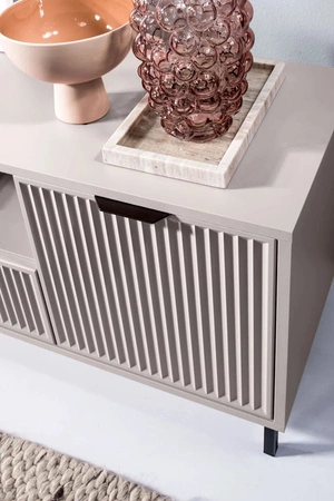 Szafka RTV Linka 165 cm beżowa stylowy design ozdobny wzór na frontach w postaci frezowanych ryfli czarne uchwyty krawędziowe