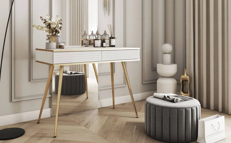 Konsola Luxury biała z szufladami elegancka toaletka z ryflowanymi frontami wysokie złote nogi korpus zwieńczony złotą listwą
