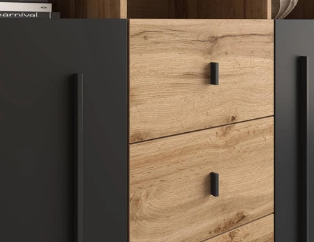 Komoda z szufladami Roger 121 cm dąb wotan / czarny nowoczesna stylistyka komody wzbogacona o stylowe czarne dodatki idealna do salonu sypialni