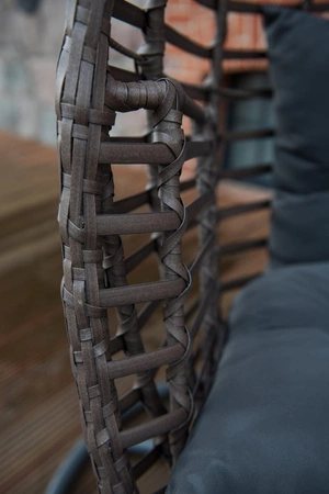 Fotel wiszący Piatto brązowy wygodny fotel do ogrodowej strefy wypoczynku o eleganckiej stylistyce wysoce trwały technorattan