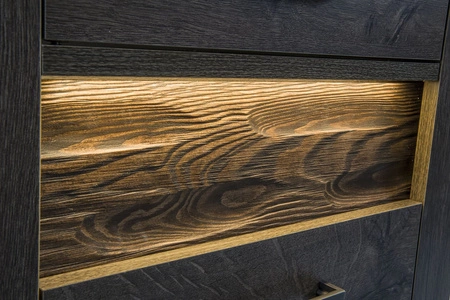 Komoda narożna Indiana 131x90 cm jesion ciemny elegancka stylistyka komody ozdobna deska na froncie komody oświetlona LED