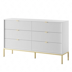 Komoda z szufladami Lovro 154 cm biała nowoczesny design zachwyci miłośników wyrazistych wnętrz ryflowane fronty złote dodatki