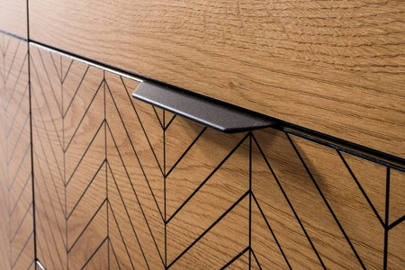 Komoda z szufladami Fonti 117 cm dąb karmel elegancka stylistyka komody czarne uchwyty krawędziowe misterne zdobienie frontów