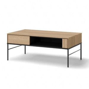 Stolik kawowy Visso dąb linearny stylowy design stolik z półką osadzony na stabilnej metalowej podstawie praktyczna konstrukcja