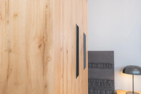 Szafa Halle S 145 cm dąb wotan stylowy design klasyczna forma szafy do sypialni lub garderoby pojemne szuflady uchwyty krawędziowe