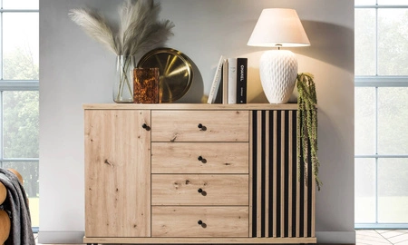 Komoda z szufladami Cali 142 cm dąb artisan / czarny elegancki i uniwersalny styl komody czarne uchwyty ozdobne lamele na drzwiach komody