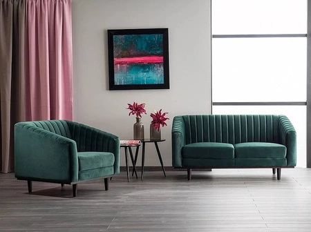 Sofa Asprey zielona prosta i stylowa sofa wpisująca się w każdą aranżację sofa z drewnianymi nogami delikatne przeszycie oparcia