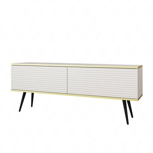 Szafka RTV Luxury 135 cm biała elegancki design stylowy ryflowany front korpus zwieńczony złotą listwą czarne metalowe nogi