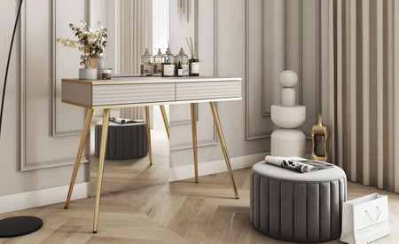 Konsola Luxury beżowa z szufladami elegancka toaletka z ryflowanymi frontami wysokie złote nogi korpus zwieńczony złotą listwą