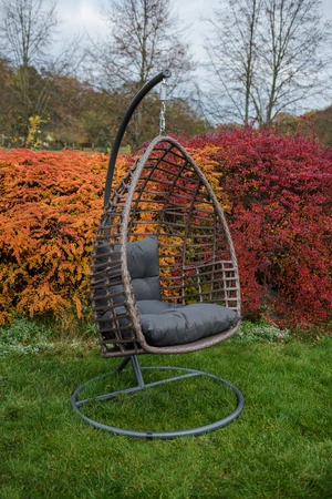 Fotel wiszący Piatto brązowy wygodny fotel do ogrodowej strefy wypoczynku o eleganckiej stylistyce wysoce trwały technorattan