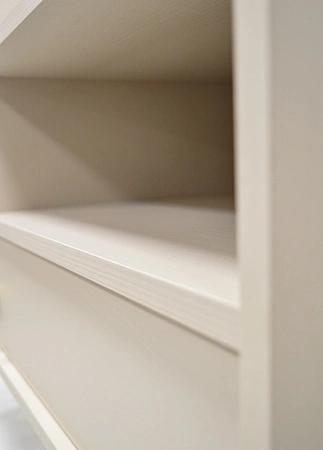 Stolik kawowy Kioto III beżowy z szufladą elegancka konstrukcja wzmocniona metalowym stelażem w złotym kolorze subtelny uchwyt