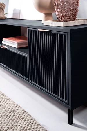 Szafka RTV Linka 135 cm indigo nowoczesny design ciekawy wzór na frontach w postaci frezowanych ryfli metalowa podstawa