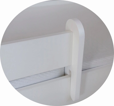 Łóżko Emily 80x160 cm białe dziecięce łóżko z materacem i barierką ochronną różowe uchwyty w kształcie serca ozdobny nadruk