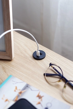 Szafka nocna Cozy dąb olejowany modna szafka z szufladą do sypialni w stylu klasycznym bryła wsparta na wysokich smukłych nogach