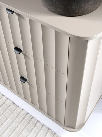 Komoda z szufladami Novado 111 cm clay grey funkcjonalna i estetyczna komoda do salonu lub sypialni stylowe pionowe frezowania