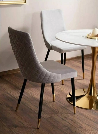 Krzesło tapicerowane Piano B I jasny szary nowoczesne oraz funkcjonalne krzesło do jadalni z metalowymi nogami z złotymi zakończeniami
