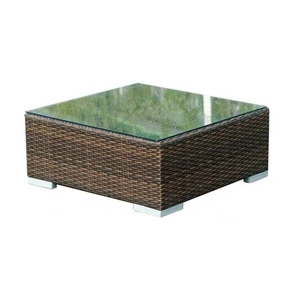 Stolik ogrodowy Altro szary niebanalny design wpisujący się w każdą ogrodową przestrzeń stolik techmorattanowy ze szklanym blatem