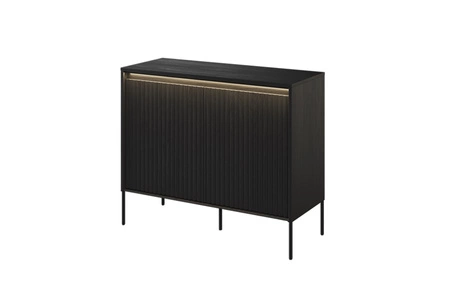 Komoda Trend 98 cm czarna funkcjonalna komoda do salonu o oryginalnym designie ryflowane fronty z subtelnym oświetleniem