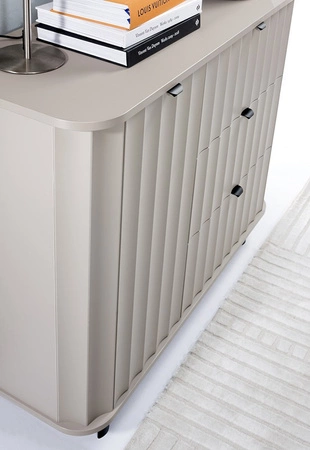 Komoda z szufladami Novado 111 cm clay grey funkcjonalna i estetyczna komoda do salonu lub sypialni stylowe pionowe frezowania